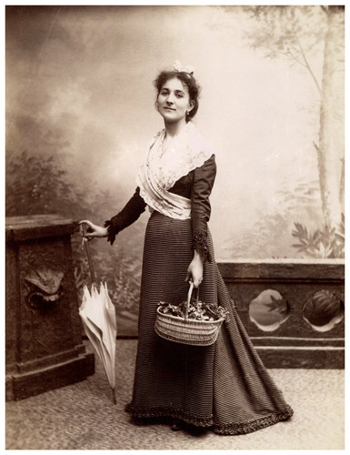 Arlésienne costume - arlésienne, en
