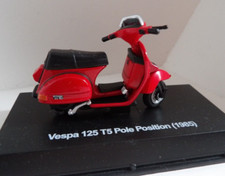 moto 1/32 VESPA 125 T5 Pole Position .1985 sur socle