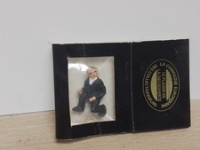 F.F.MODELS. 1/43. FIGURINE PERSONNAGE HOMME A GENOUX 2,5CM. SOUS BLISTER