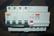 DISJONCTEUR DIFFERENTIEL 4POLE 32A 300mA A, SIE, SELECTIF MERLIN GERIN 32AMPERES