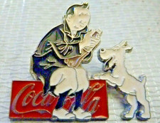 BIG  PIN'S TINTIN / IMPER  NOIR / PANTALON  BLANC / COCA COLA / 4cm  FOND ARGENT
