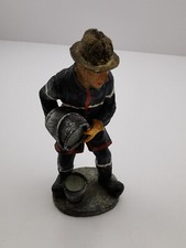NEM FIGURINE RESINE POMPIER VIDANT UN SEAU D'EAU  +++