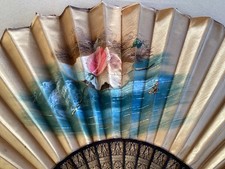 GRAND EVENTAIL EN SOIE PEINTE