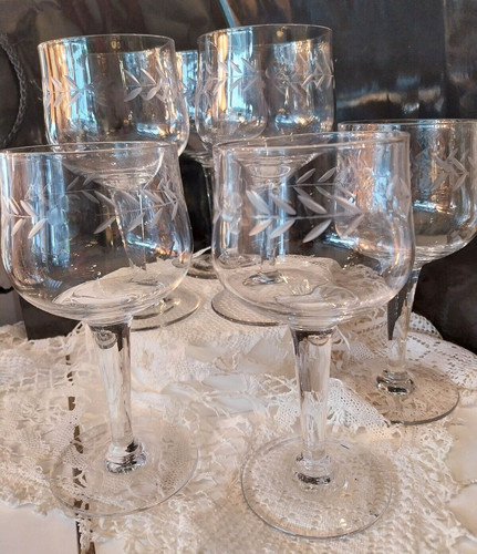 Verres pied gravés - à,