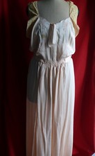 Longue chemise de nuit en satin de soie rose pastel et dentelle de Calais 1930