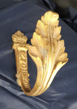 Une Embrasse en bronze