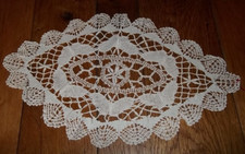 Ancien napperon en véritable dentelle du Puy au carreau