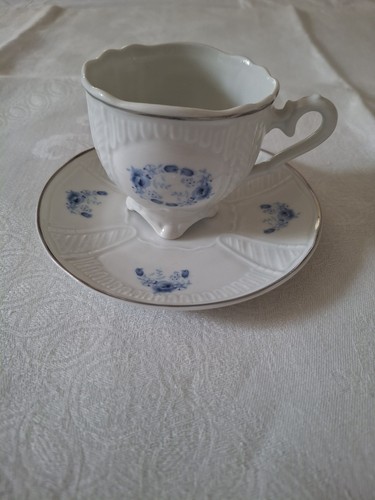 Tasse avec sous - , en