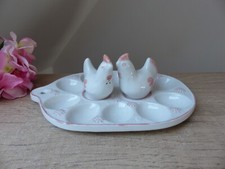 Ancien Plat Présentoir à Oeufs en Céramique Blanche et Rose Vintage