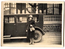 Jeune femme manteau hiver chapeau à côté voiture photo ancienne an. 1920