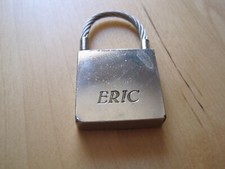 porte- clés forme cadenas écrit Eric inox 