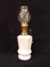 Ancienne petite lampe Pigeon à pétrole en verre Opalines blanches marqu Art Déco