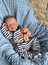 Petit garçon de 50cm entièrement en vinyle siliconé