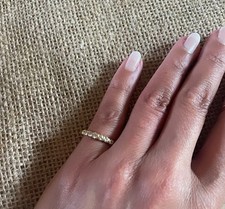 Alliance or 18 carats demi tour en diamants.