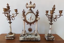 TRÈS JOLIE PENDULE AVEC SES DEUX CHANDELIERS