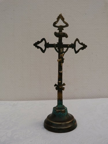 Petit crucifix sur pied ancien - pied,