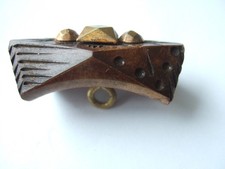 Mercerie ancienne-Très gros bouton bois et clous laiton  l: 45  x h : 22 mm