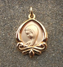 Belle médaille pendentif religieuse plaqué or neuve de stock Sainte Vierge Marie