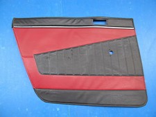 Panneau noir et rouge de porte