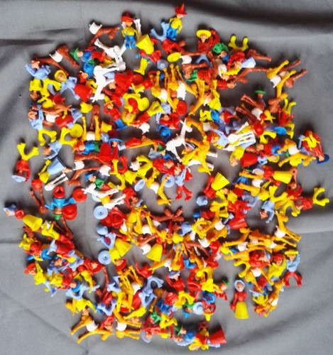 Lot figurines kinder - de,
