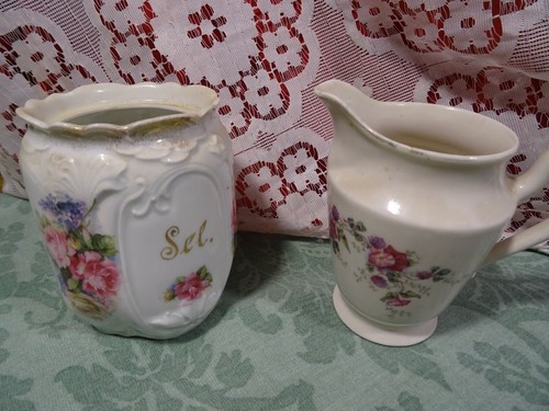 Lot porcelaines ancien pot a - =,