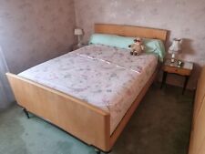 Chambre à coucher comprenant 1 lit pour sommier 140cm, 2 chevets et 1 armoire