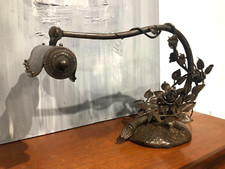 SUPERBE LAMPE EN FER FORGÉ, MARTELÉ,  FLEURS, LIBELLULE, SIGNÉE " ART NOUVEAU "