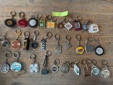 lot de 30 porte clefs thème automobile - voiture - garage- essence -keychains -2