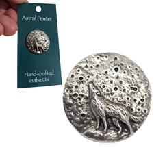 Badge épingle loup lune