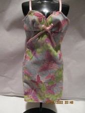 Poupée Barbie tenue "  Robe papillons " " Etiquette rose  (108 )