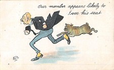 CPA FANTAISIE / HOMME QUI COURT AVEC UN CHIEN BOULEDOGUE QUI LE MORD