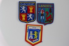 3 ECUSSONS BRODES EN TISSU À