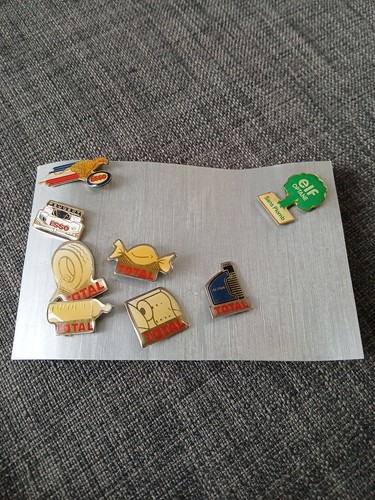 Lot pins total - 8,