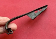 GRANDE FIBULE. 9,2 cm ART ROMAIN, IER S. AV. – VE S. AP. J.-C. en Bronze