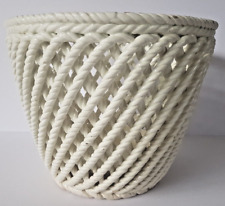 Grand cache pot vintage en faience tressée.