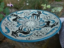 Poterie de NABEUL plat au Cerfs 29,5cm de diamètre signé dessous et au centre