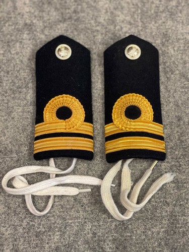Royal navy insignes - royal, Épaulette