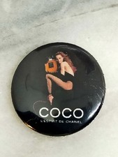 broche/badge  vip chanel