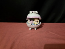 Œuf décoratif en porcelaine