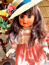 poupee mode et travaux yeux bleus cheveux noir impeccble fin annee 70 je p