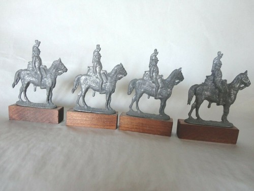Figurine plat étain de 4 - d'étain,