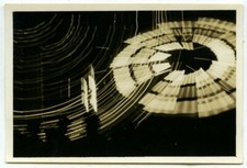 Japon. Japan. Fête foraine. Jeux de lumière en pose longue. Manège. Années 30.