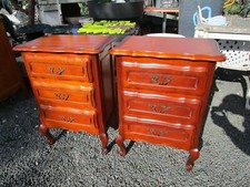 PAIRE DE CHEVETS (3 tiroirs) EPOQUE 1970/90 DE STYLE LOUIS 15 EN MERISIER