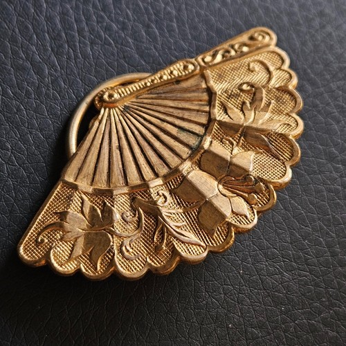 Broche éventail déplié