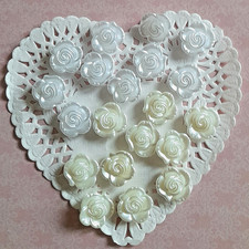 Boutons fleurs blanches ou ivoire  vendu par 10 boutons de 1,50 cm de diamètre.