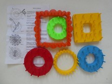 Appareils pour faire des fleurs en laine .Outil. tricotin. métier à tisser.