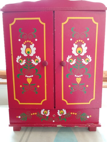 Armoire poupée peinte