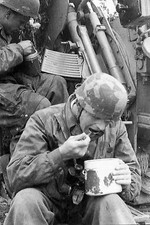 WW2 - Repas des parachutistes allemands servants d'une pièce de DCA légère