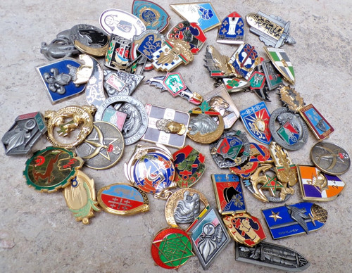 Lot insignes militaires - 50,