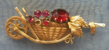 vintage (1940) BROCHE brouette fleuri en laiton estampé + strass rouge